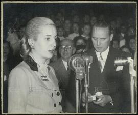 [Foto Eva Perón junto a Oscar Ivanissevich hablando en público]