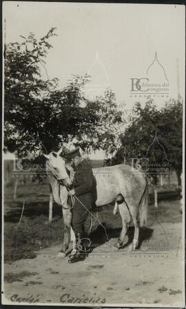 [Perón junto a caballo]