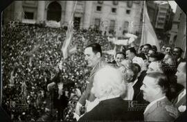 [Foto de Perón ante una multitud en una plaza]