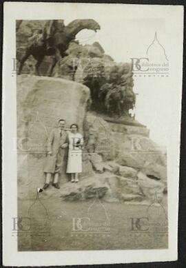 [Perón junto a una mujer en el Monumento al Ejercito de los Andes en Mendoza
