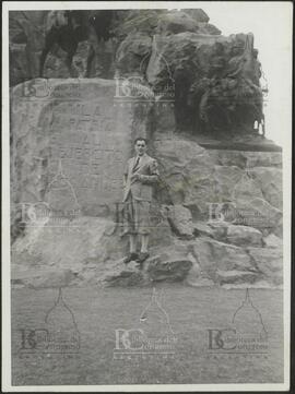 [Perón posando junto al Monumento al Ejército de los Andes en Mendoza]