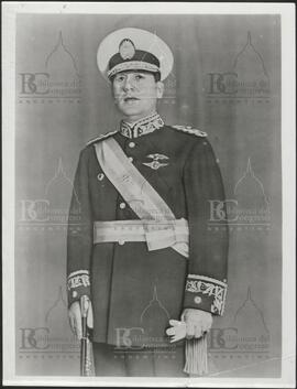 [Perón con uniforme]