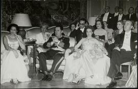 [Perón y Eva en un evento de gala]