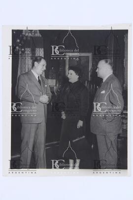 [Perón Junto a la actriz Lola Menbrives y el señor Raúl Apold]