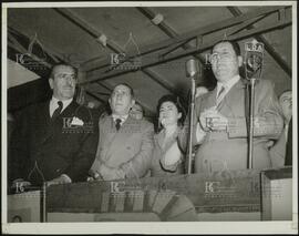 [Foto Perón dando un discurso en escenario con presencia de Cámpora]