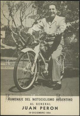 [Postal Homenaje al motociclismo Argentino. 19 Diciembre 1954. Foto de Perón subido a una motocicleta]
