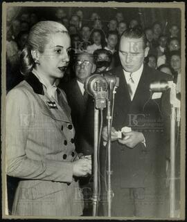 [Foto Eva Perón junto a Oscar Ivanissevich hablando en público]
