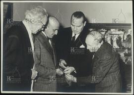 [Foto un hombre junto a Benito Quinquela Martin, Oscar Ivanissevich  y Juan de Dios Filiberto ]