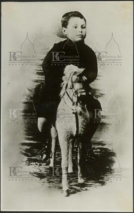 [Foto Perón de niño montando un poni]