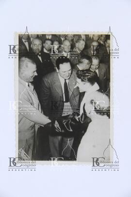 [Perón saludando a boxeador]