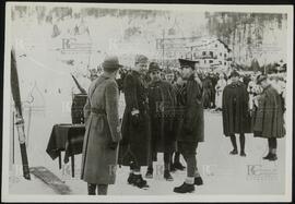 Perón junto a otras personas en la nieve