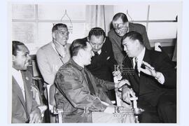 [Perón Junto a Archie Moore, Pace, Aloe y Dempsey]