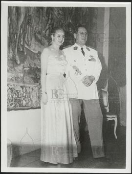 [Foto Eva y Perón con vestimenta de gala]