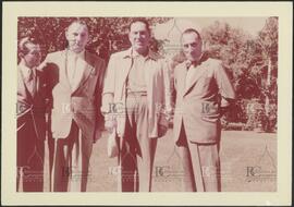 [Foto de Perón junto a otros tres hombres]