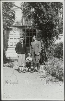 [Perón junto a un hombre y niño]